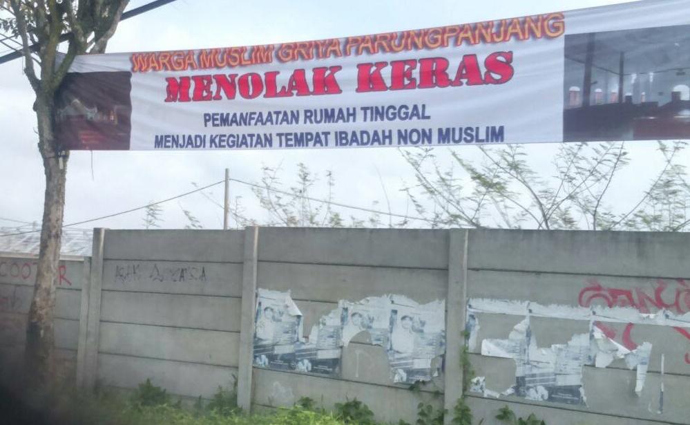 Spanduk penolakan gereja di Parungpanjang Bogor.