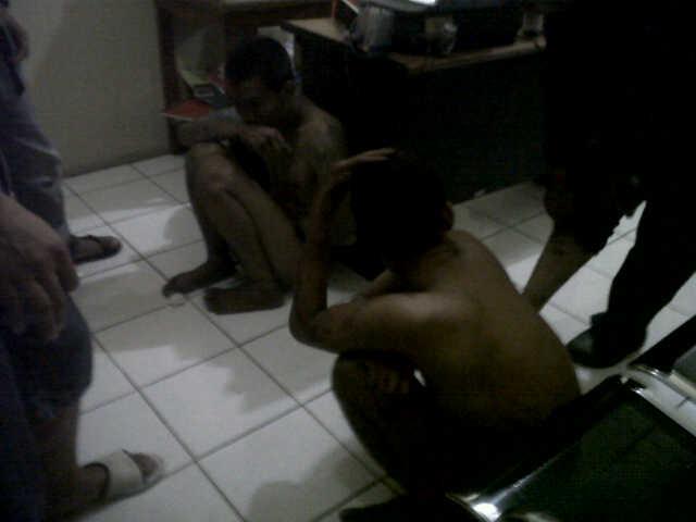 Petugas memeriksa anggota berandalan bermotor di Mapolres Cirebon Kota. Foto: KBR/ Frans Mokalu