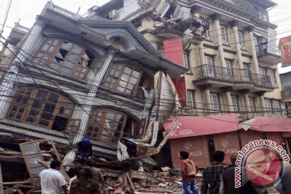 Gempa Nepal Menghancurkan Gedung.  Foto: Antara