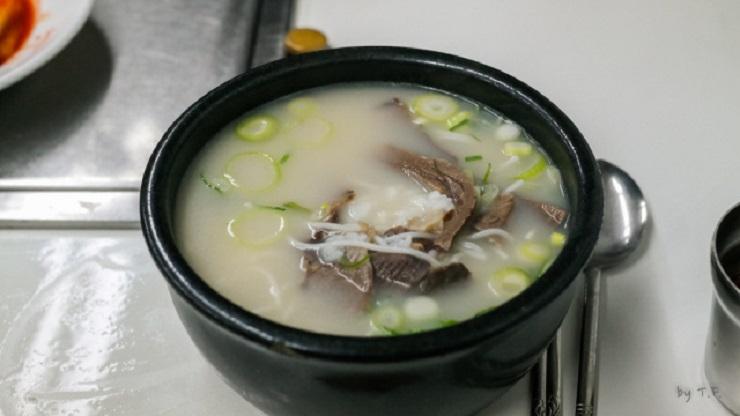 Gomtang atau 'beef bone soup' seringkali diterjemahkan secara kacau menjadi 'bear soup' (Foto: blog.