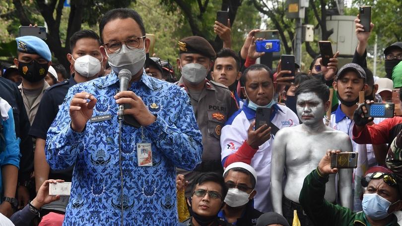 Gubernur Jakarta Anies Baswedan menemui buruh yang berdemi menolak besaran kenaikan UMP di depan Bal