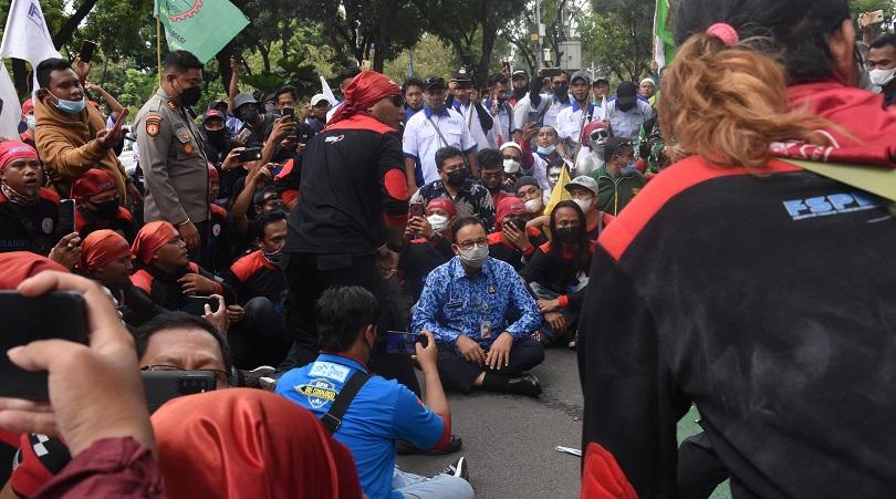 Gubernur DKI Jakarta Anies Baswedan bersama buruh di depan Balai Kota DKI Jakarta, Senin (29/22/21).