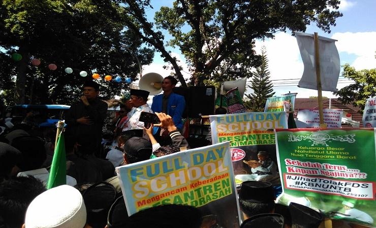 Tolak FDS, Seribuan Santri Ponpes di Lombok Demo