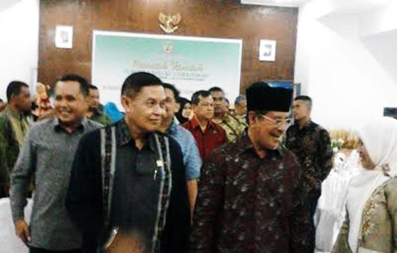 Gubernur Maluku Utara Abdul Gani Kasuba, (kanan) ketua tim komisi 1 DPR-RI Hamzah Tanjung (kiri). Fo