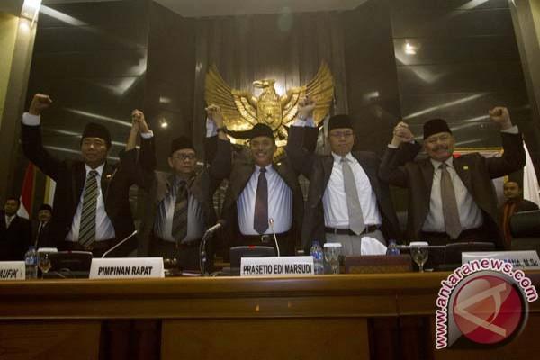 Ketua DPRD DKI Jakarta Prasetyo Edi Marsudi (tengah) bersama Wakil Ketua Abraham Lunggana (kiri), Mu