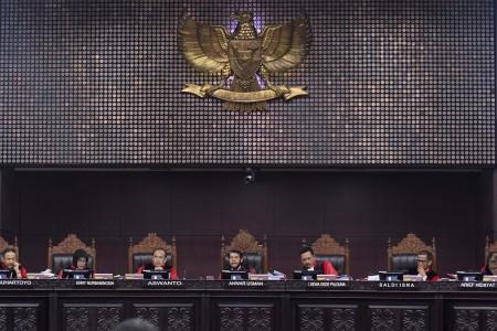 Ketua Mahkamah Konstitusi Anwar Usman (tengah) memimpin sidang perdana Perselisihan Hasil Pemilihan 