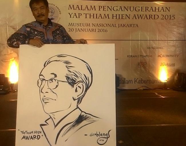 Handoko Wibowo dan lukisan Yap Thiam Hien di Malam Penganugerahan Yap Thiam Hien Award 2015. 