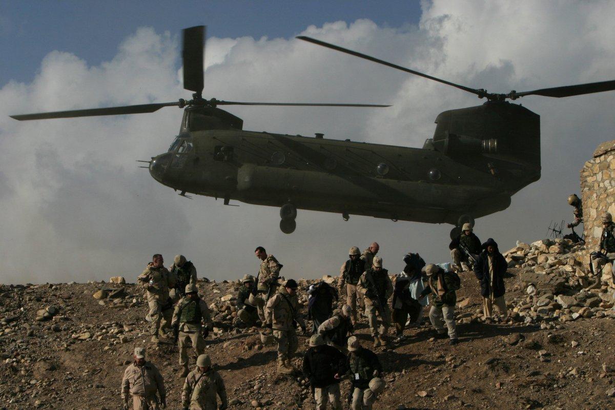 Puluhan Orang Tewas Akibat Helikopter Tentara Afghanistan Jatuh