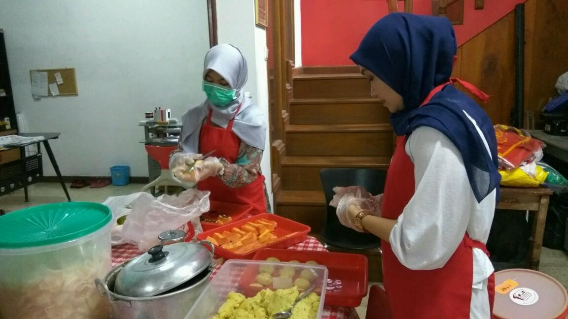 Preparing meals in the Foodbank of Indonesia kitchen, South Jakarta. (Photo: KBR)
