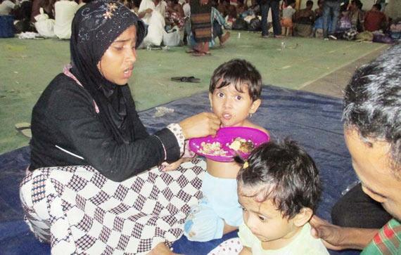 Ibu dan bocah asal rohingnya di Kabupaten Aceh Utara, sedang menikmati makan siang. Foto : Erwin Jal
