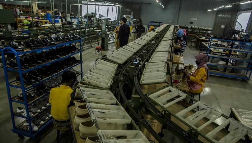 Ilustrasi: pekerja pembuatan kulit sepatu di Bandung, Jawa Barat. Rabu (31/3/21). (Foto: Antara/Novr