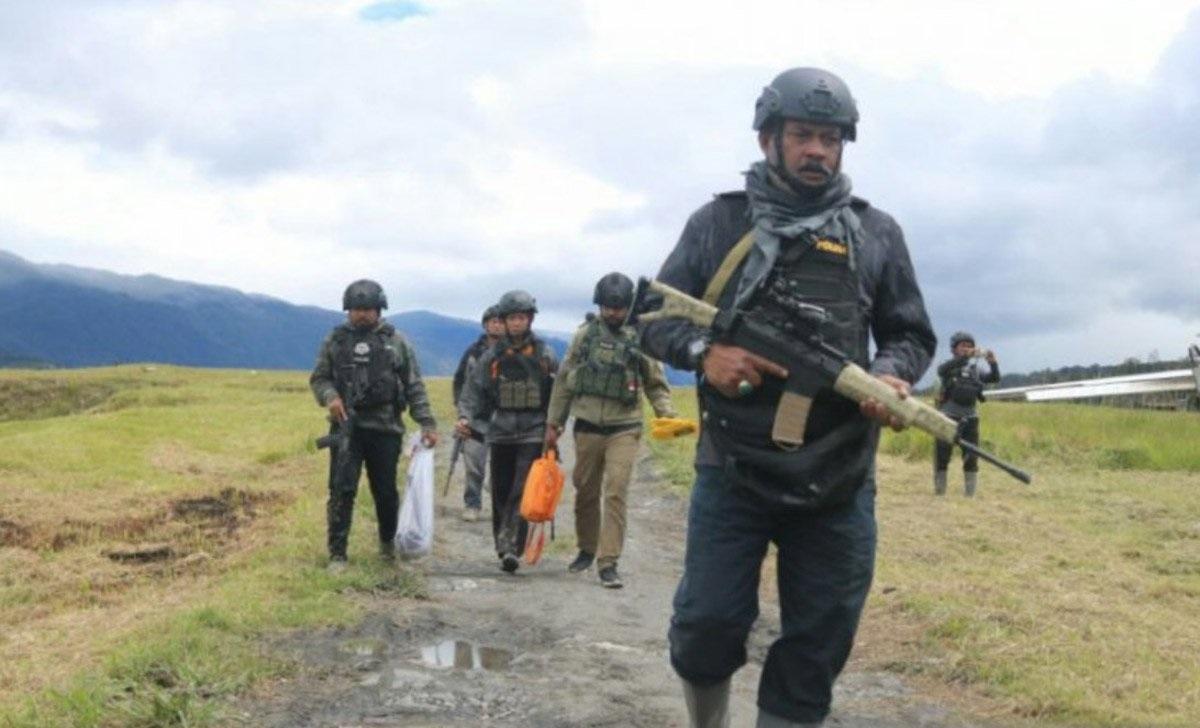 Ilustrasi: Aparat gabungan TNI/Polri saat tengah memburu kelompok bersenjata di Kabupaten Puncak, Pa