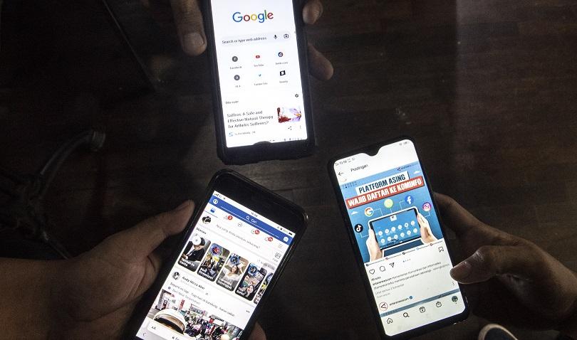 Warga menggunakan perangkat elektronik untuk belanja daring di Jakarta, Rabu (15/6/2022). (Foto: ANT