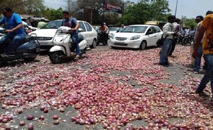 Sekitar lima ton bawang dibuang di sepanjang jalan di Madya Pradesh, India. (Foto: Shuriah Niazi) 