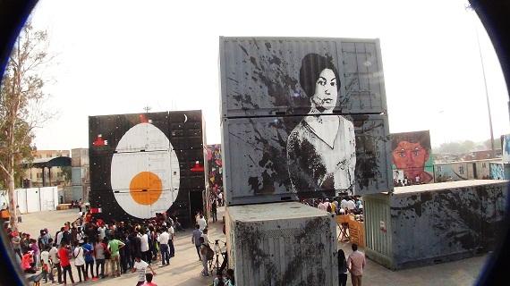 Melukis mural di kontainer di Festival Seni Jalanan New Delhi. (Foto: Bismillah Geelani)