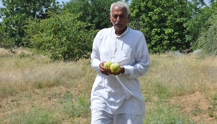 Choga Lal with his fruits (Photo: Jasvinder Sehgal)