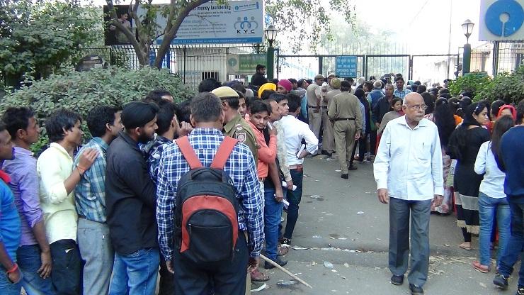 India queues up for cash (Photo: Bismillah Geelani)