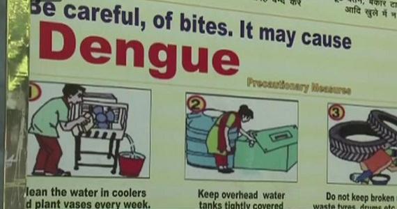 Spanduk cara mencegah Demam Berdarah dipasang di berbagai tempat di New Delhi. (Foto: Bismillah Geel