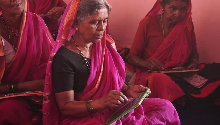 Grandmothers learning to read and write at Ajjibaichi Shala (Photo: Bismillah Geelani)