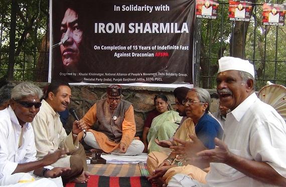 Para pendukung solidaritas mogok makan di New Delhi merayakan 15 tahun aksi mogok makan aktivis Irom