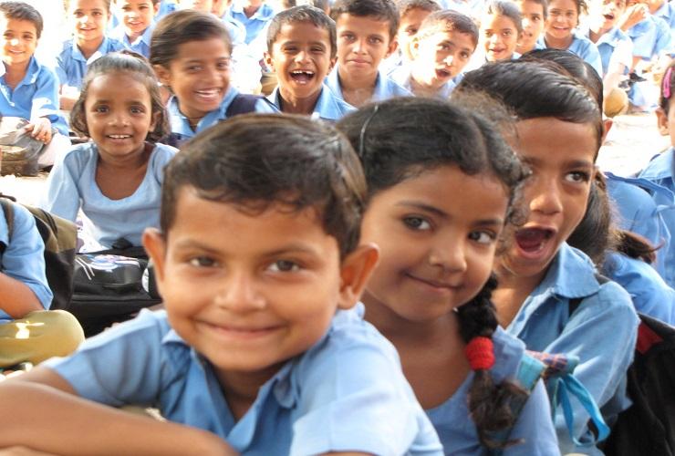 Anak-anak India bisa menikmati program makan siang gratis yang diluncurkan pemerintah. (Foto: Jasvin