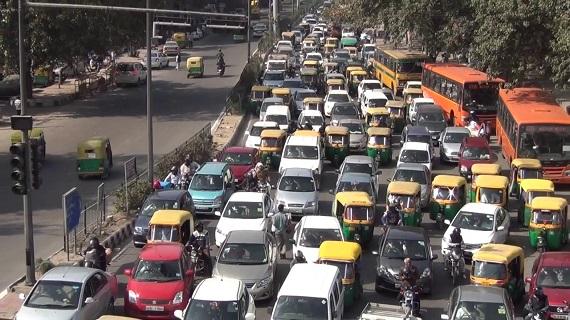 Skema nomor plat mobil ganjil genap berhasil mengurangi kepadatan di Jalanan New Delhi. (Foto: Bismi