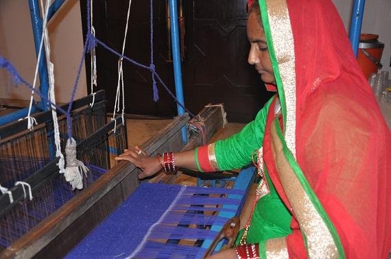 Naseem Khan sedang menenun kain.(Foto: Jasvinder Sehgal)