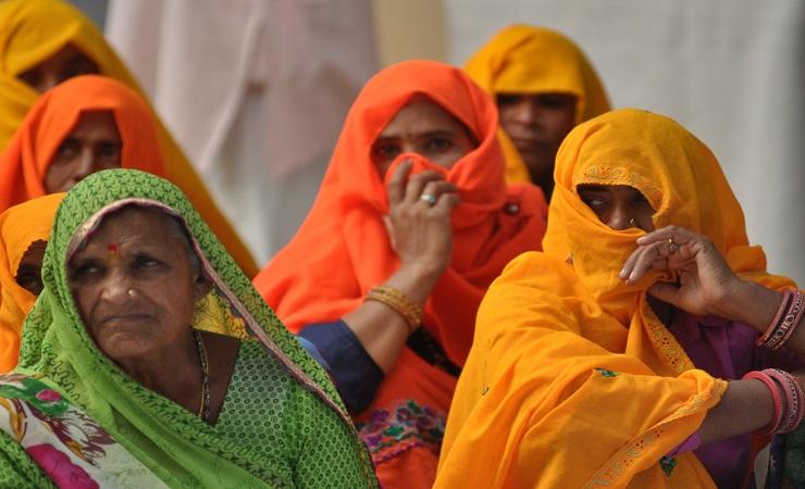 Para perempuan sedang mengikuti 'parlemen air' di desa Bheekampura di Negara Bagian Rajasthan. (Foto