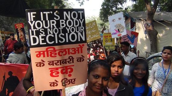 Unjuk rasa memprotes larangan masuk area paling suci di kuil Hindu dan Masjid bagi perempuan India. 