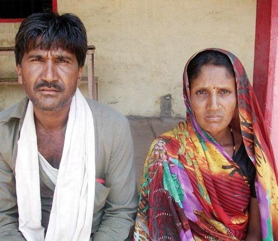 Petani India, Lal Singh dan istrinya Manibai menjual dua anak lelakinya untuk mendapatkan biaya hidu