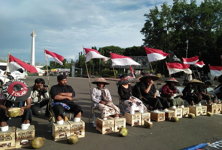 Aksi semen kaki para petani Kendeng depan istana. (Foto: Nicole Curby)