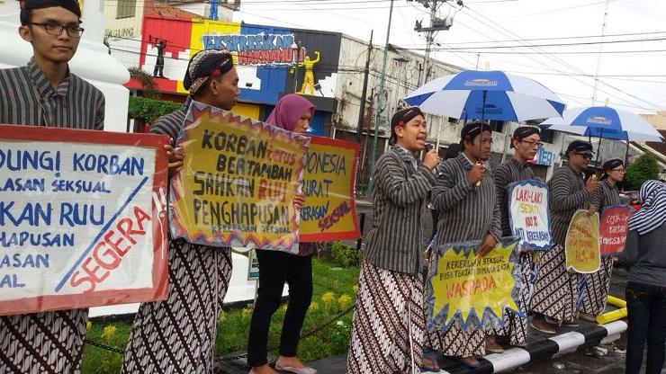 Nur Hasyim gives an oration speech in street protest (center) (Photo: Allansi Laki-laki Baru)