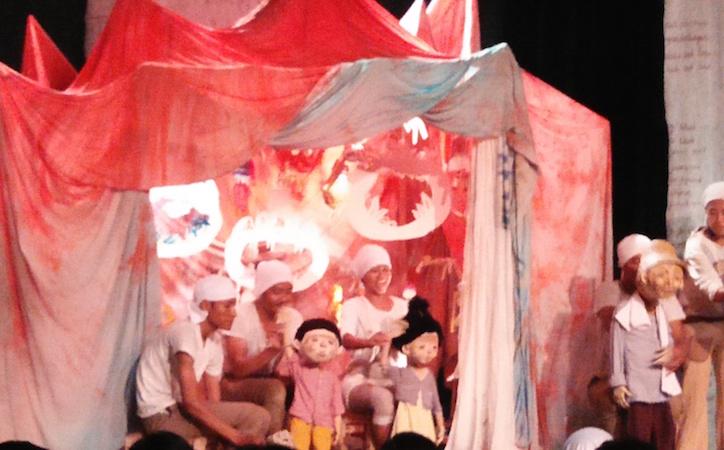 Pertujukkan boneka di Festival Boneka di Yogyakarta. (Foto: Nicole Curby)