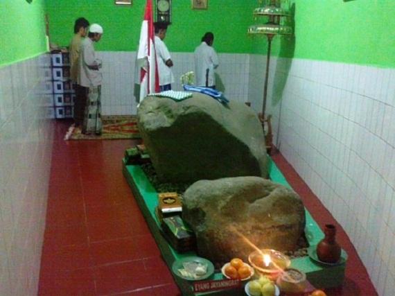 Warga Pulau Geulis Bogor tengah menggelar ibadah sholat di Vihara Pan Kho. (Foto: Nur Azizah)