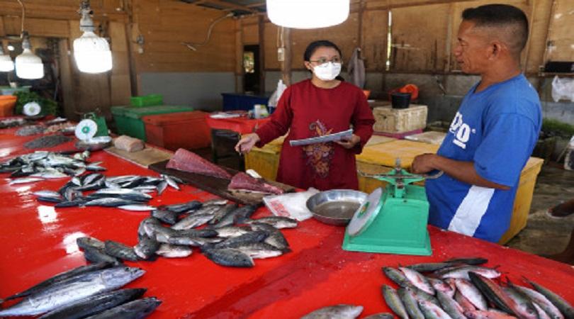 Inflasi Oktober, Petugas BPS survei harga ikan di Kota Gorontalo, Kamis (7/10/2021). (Antara/Adiwina