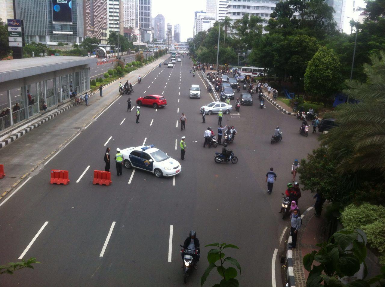 Daerah Dukuh Atas lengang karena demo supir taksi (Foto: Teguh P. Nugroho)