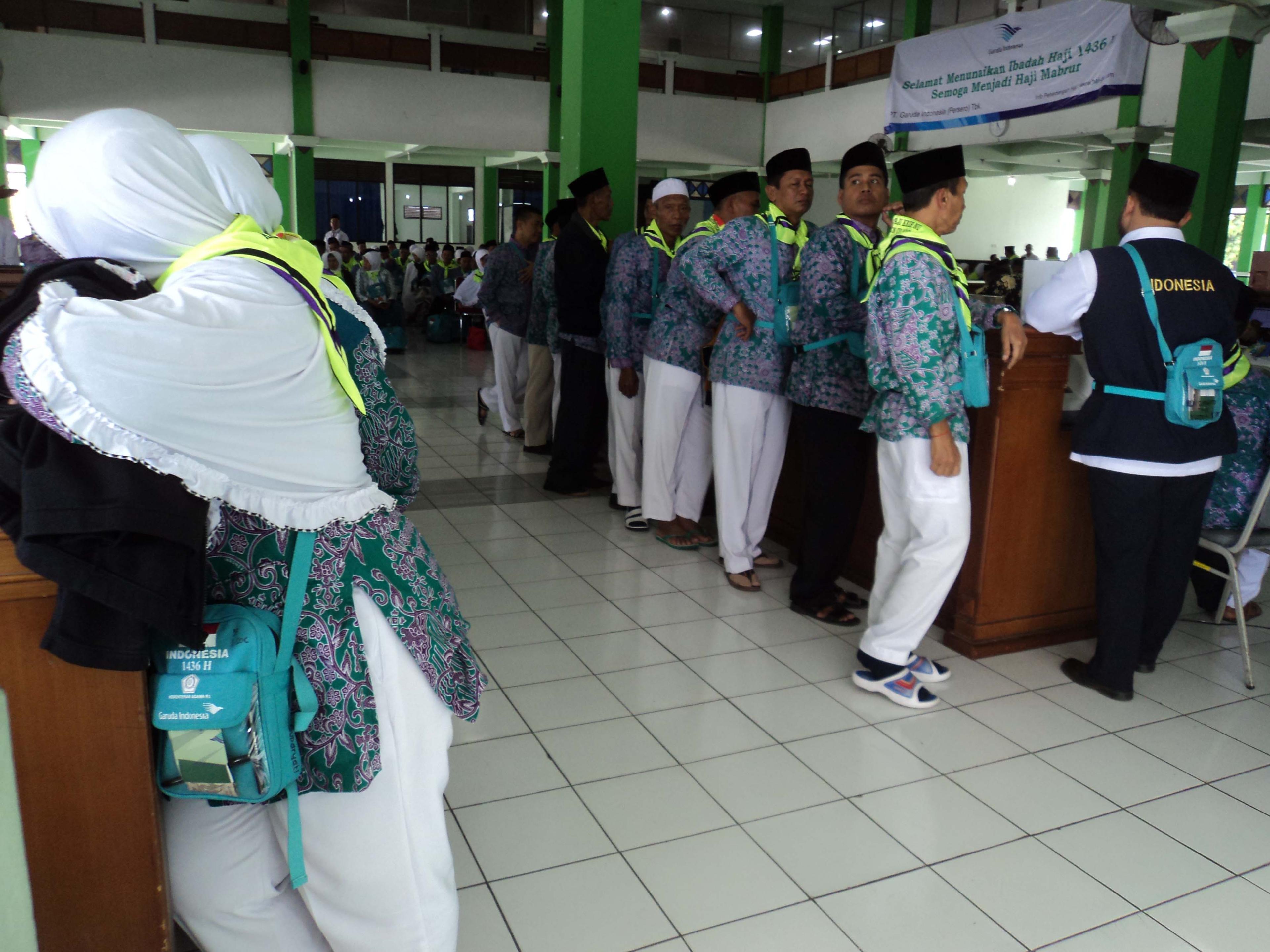 Jamaah calon haji melakukan pemeriksaan dokumen di Embarkasi Solo. (Foto: Yudha Satriawan/KBR)