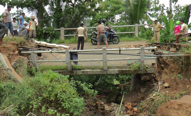 Jembatan Putus, Pasokan Sembako di Rembang Terganggu