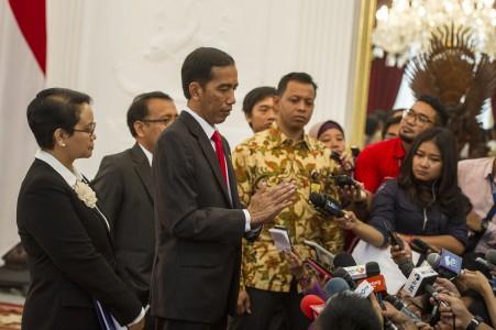 Presiden Joko Widodo (ketiga kiri) didampingi Menlu Retno LP Marsudi (kiri) menjawab pertanyaan wart
