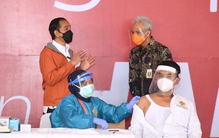 Tinjau Vaksinasi di Pelabuhan Tanjung Emas, Ini Target Jokowi