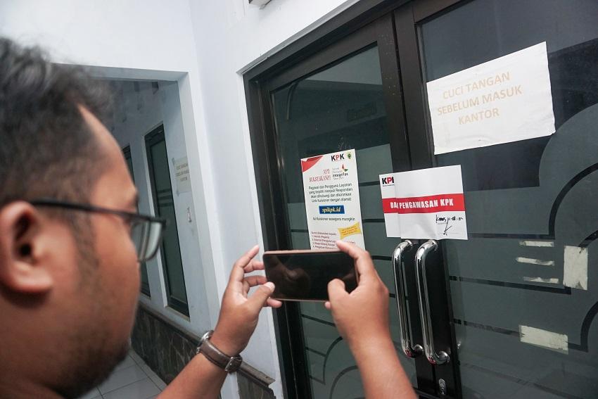 KPK menyegel salah satu ruangan di Lingkup Pemkab Pemalang, pasca OTT terhadap Bupati Mukti Agung Wi