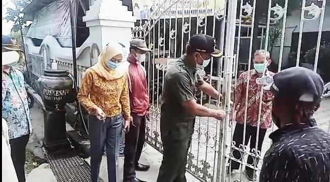Kades Bandar Kedungmulyo Jombang Menyegel Puskesmas, Ada Apa?