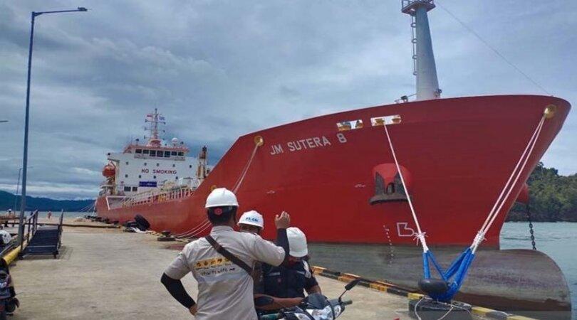 Kapal JM Sutera 8 pengangkut CPO yang akan dieksport ke India bersandar di Pelabuhan Calang, Aceh Ja