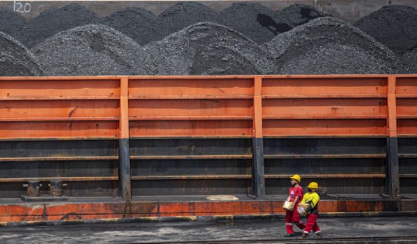 Ilustrasi: Bongkar muat batu bara di kawasan pantai, Meureubo, Aceh Barat, Aceh. Kamis (9/12/21). (F
