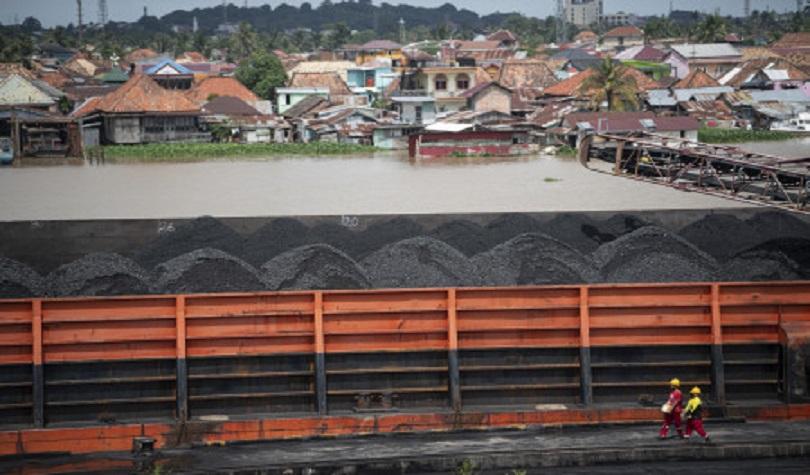 Ilustrasi:Kapal tongkang batu bara di kawasan dermaga batu bara Kertapati PT Bukit Asam Tbk, Palemba
