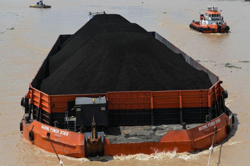 Ilustrasi: Kapal tongkang pengangkut batu bara melintas di Sungai Musi, Palembang, Sumsel. Rabu (15/