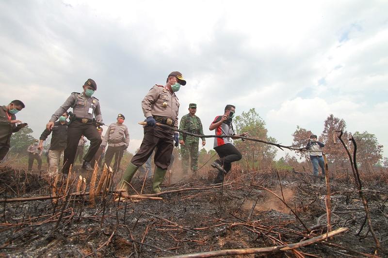 Terganggu Kebakaran Hutan dan Asap, Jokowi Ancam Pecat Pangdam dan Kapolda