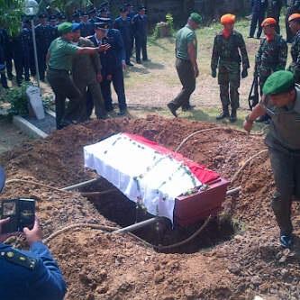 Pemakaman Pilot Hercules Kapten Sandy Permana di Semarang. Foto: KBR/Nurul Iman