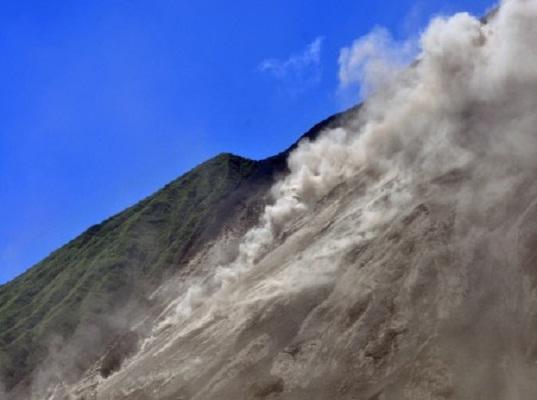 Gunung api Karangetang mengeluarkan awan panas di Kabupaten Kepulauan Sitaro, Sulawesi Utara, Jumat 