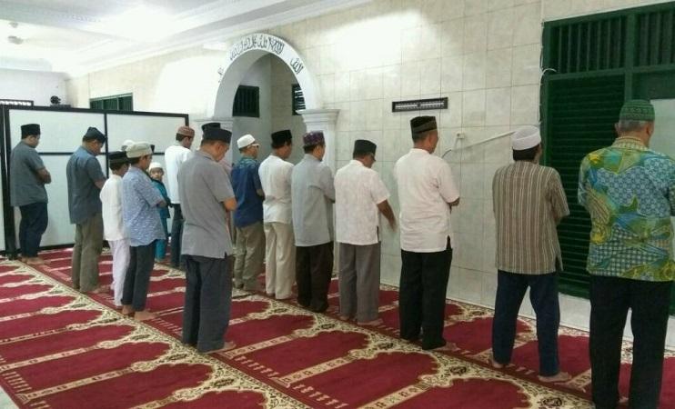 Kegiatan salat di masjid Ahmadiyah Al Hidayah Sawangan Depok Jawa Barat. (KBR/Gilang)